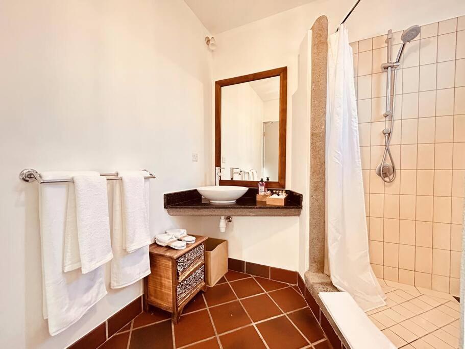 Scenic Riverfront 2 Bedroom Villa In Port Chambly Baie-du-Tombeau 외부 사진